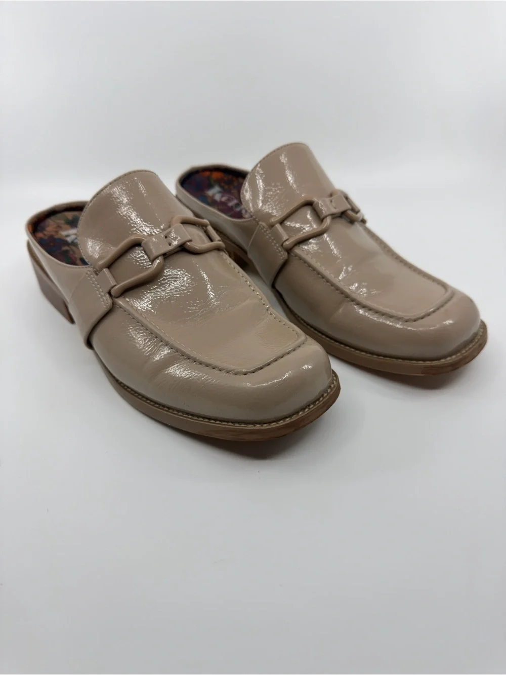 These Korks Laporte patent loafers feature a square toe and a block heel. SZ 10